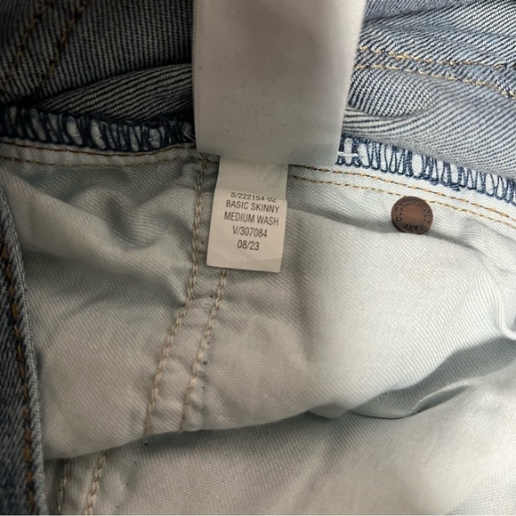 Old Navy Men’s 32x30 Basic Skinny Built In Flex Medium Wash Jeans NWOT Casual - Picture 9 of 10